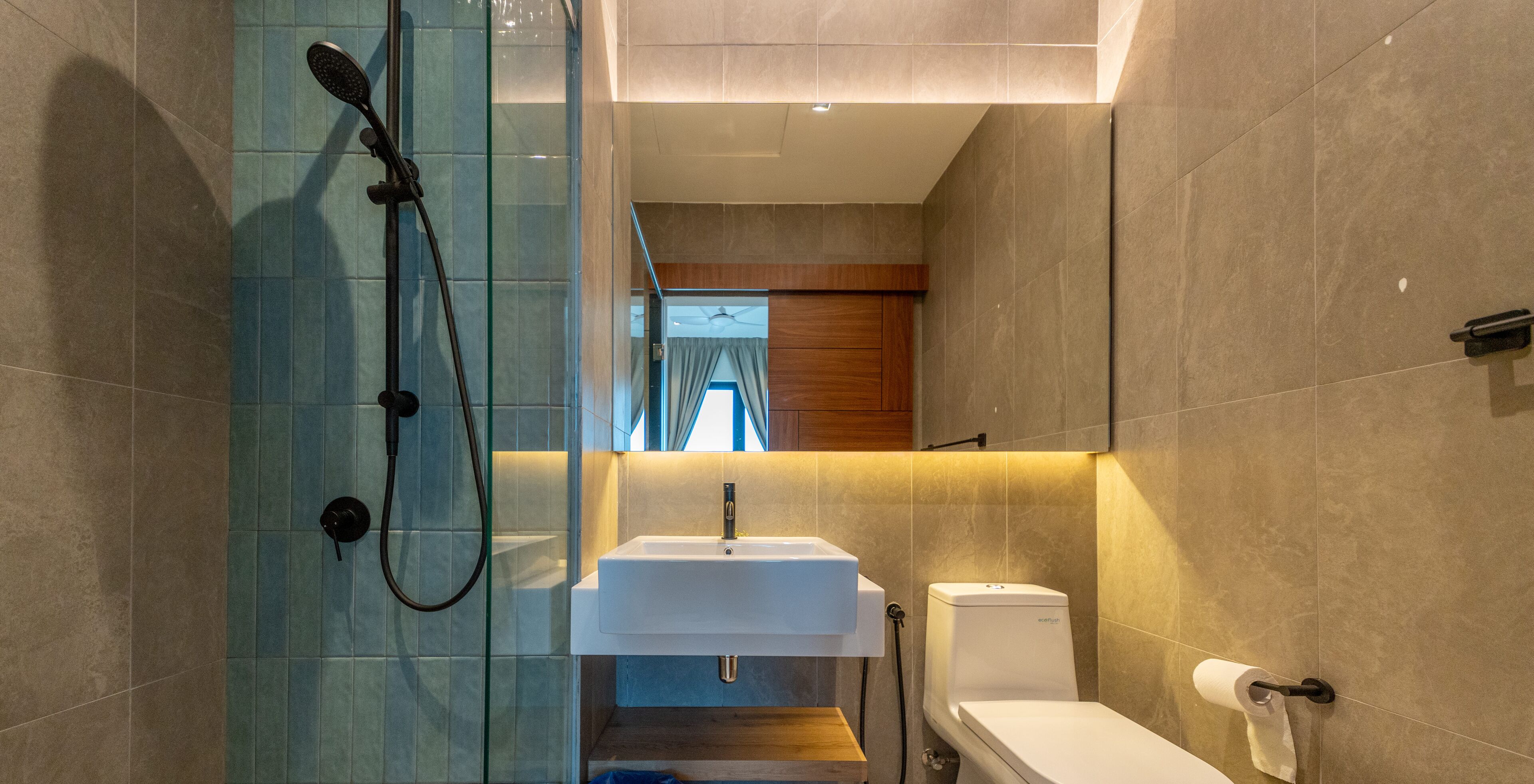Un bagno moderno con box doccia in vetro, un lavandino bianco e un water.