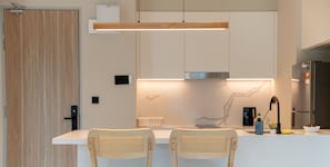 Tủ lạnh, bếp nấu, ấm điện