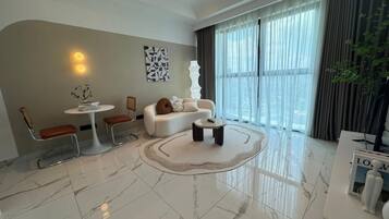 Signature Apartment, 1 Bedroom | Ruang tamu | TV skrin rata
