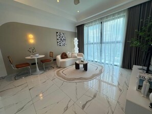 Signature-Apartment, 1 Schlafzimmer | Wohnbereich | Flachbildfernseher