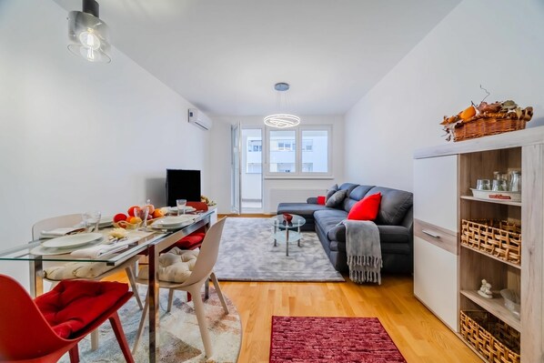 TV - Modern Oasis With Terrace, Zagreb, Croatia (Zagreb)