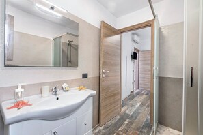 Bruser, bidet, håndklæder