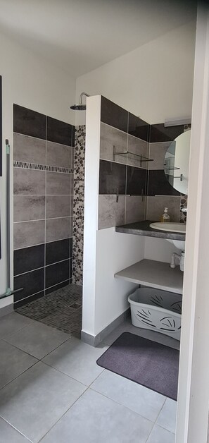 Dusj, hårføner, håndklær og såpe