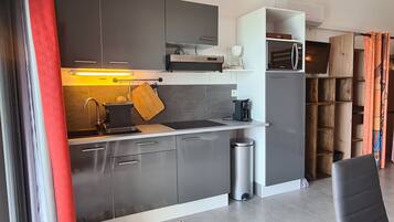 Réfrigérateur, micro-ondes, plaque de cuisson, cafetiÚre/bouilloire