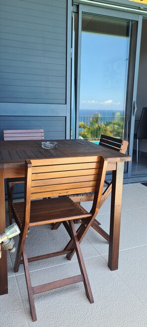 Outdoor dining - Chez Jude Facing the Ocean (Saint-Pierre)