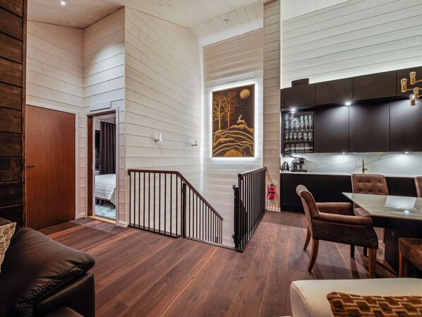 Un interior moderno con una escalera, un comedor y una cocina.
