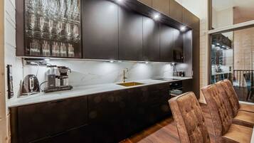 Fridge, microwave, dishwasher, cookware/dishes/utensils