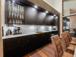 Refrigerador, microondas, lavavajillas, utensilios de cocina