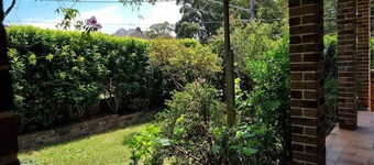 Relax close to city,a studio 10 mins from the beaches and Westfield shopping C.