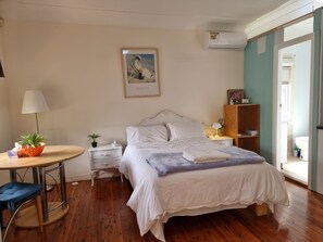 1 bedroom, iron/ironing board, WiFi, bed sheets - Relax close to city,a studio 10 mins from the beaches and Westfield shopping C. (Miranda)