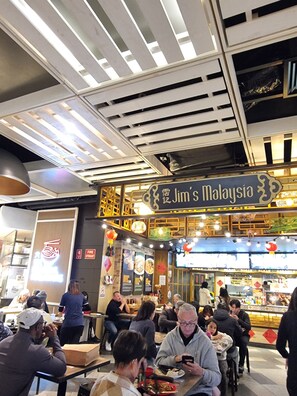 Dining - Relax close to city,a studio 10 mins from the beaches and Westfield shopping C. (Miranda)