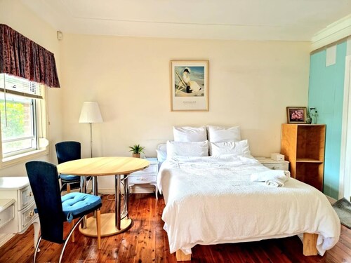 Relax close to city,a studio 10 mins from the beaches and Westfield shopping C.