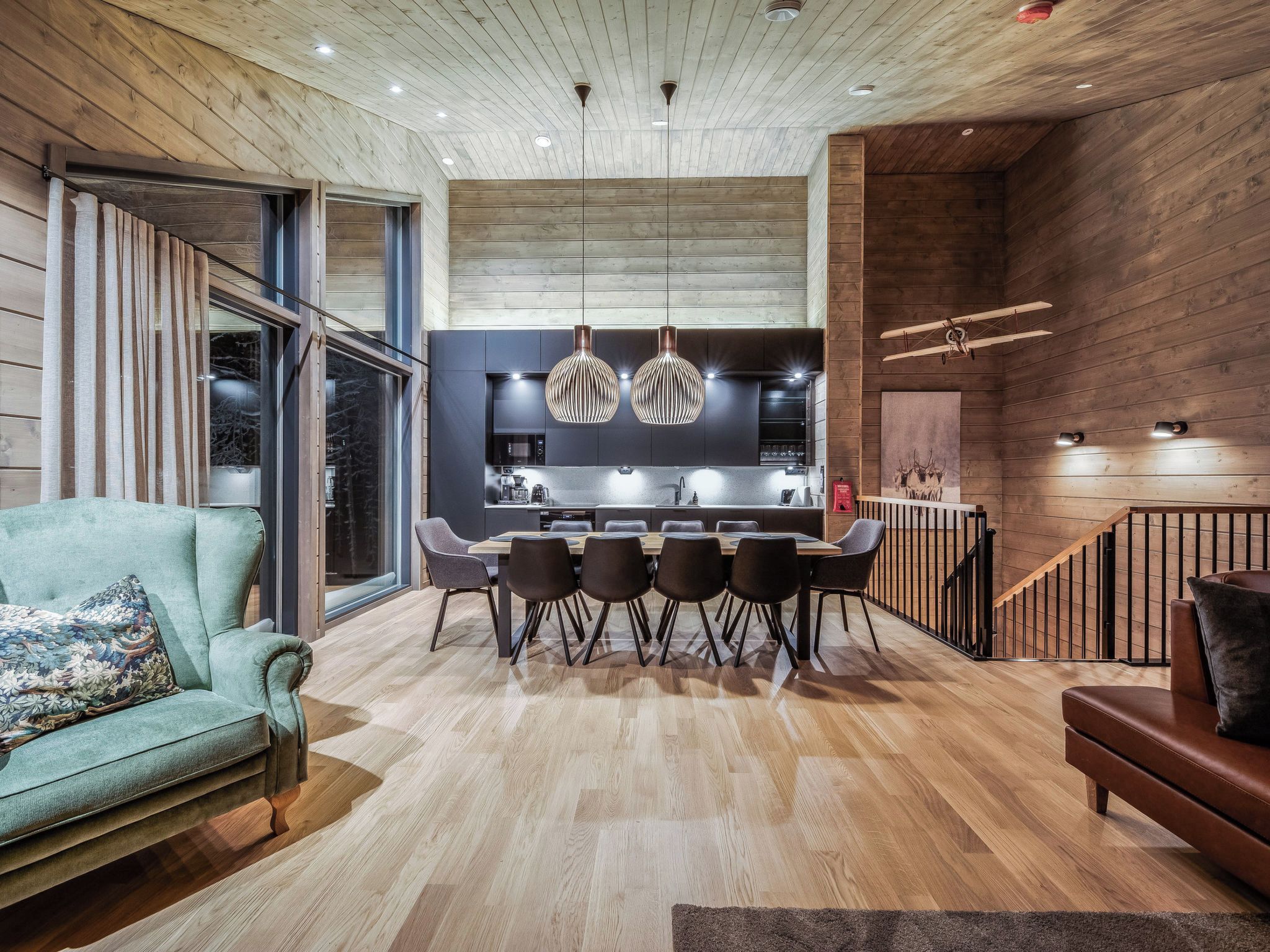 Un interior moderno con comedor, cocina y sala de estar.