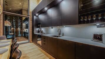 Fridge, microwave, dishwasher, cookware/dishes/utensils