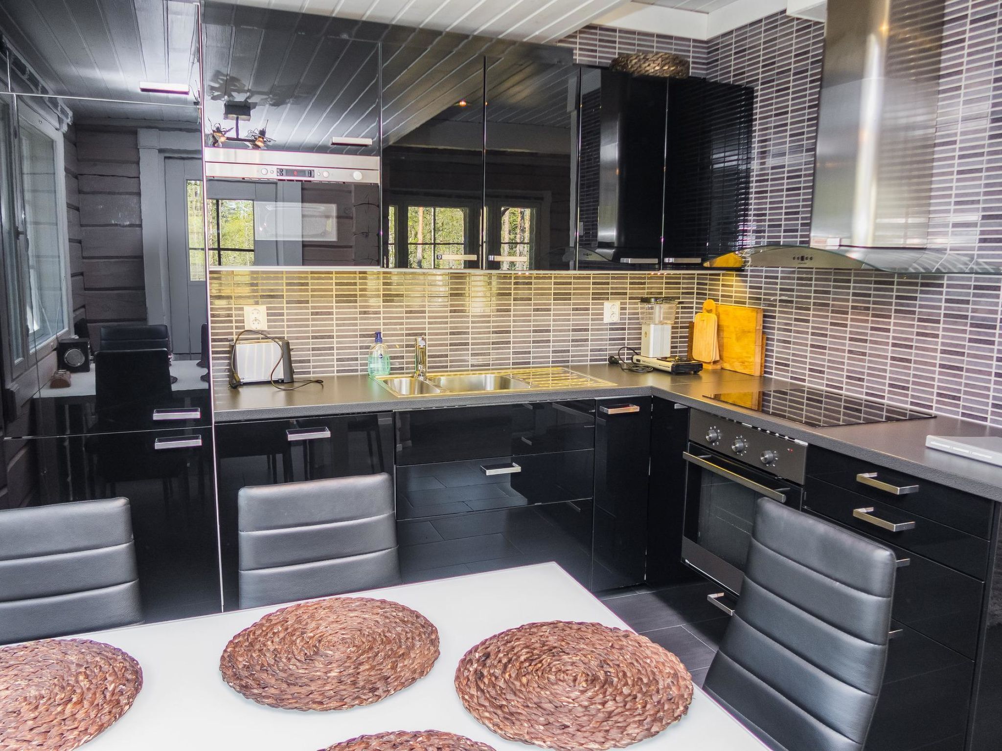 Kylskåp, mikrovågsugn, diskmaskin och grytor/köksredskap