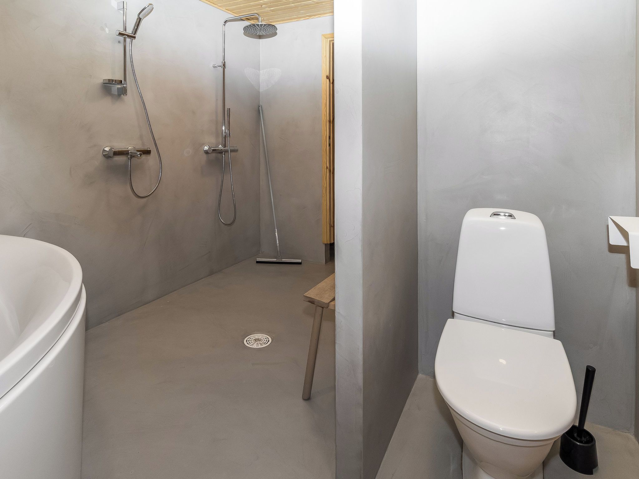 Un baño con inodoro, ducha y lavabo.