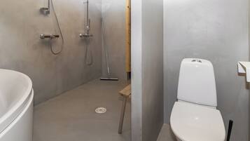 Un baño con inodoro, ducha y lavabo.
