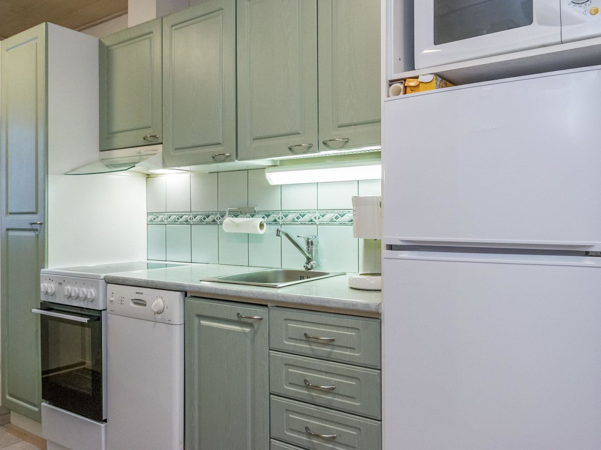 Jääkaappi, mikroaaltouuni, astianpesukone