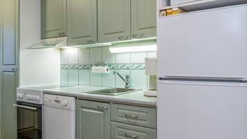 Køleskab, mikrobølgeovn, opvaskemaskine, køkkentøj/tallerkener/redskaber