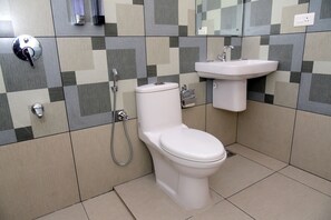 Superior-dobbeltværelse | Badeværelse | Bruser, håndklæder, Sæbe, Shampoo