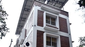 Un immeuble à plusieurs étages, doté d’un toit plat et de panneaux solaires.