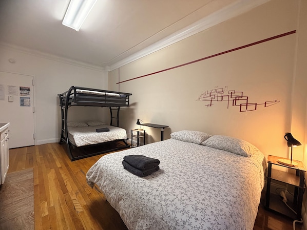 1 bedroom, iron/ironing board, WiFi, bed sheets - Cozy STUDIO 3 Full beds in Midtown (New York)