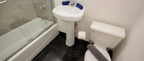 Hårtork, handdukar, tvål och toalettpapper