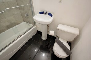 Hårføner, håndklær, såpe og toalettpapir