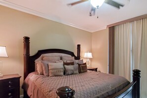 3 bedrooms, iron/ironing board, Internet, bed sheets - Gorgeous beachfront condo, private balcony, shared pool and beach access (Fort Walton Beach)