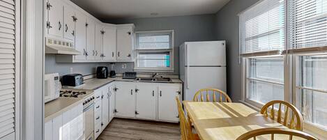 Jääkaappi, mikroaaltouuni, uuni, liesi