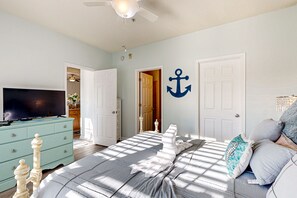 2 bedrooms, iron/ironing board, internet, bed sheets - Village of Five Points pet friendly condo with pool, gym, and tennis access (Lewes)