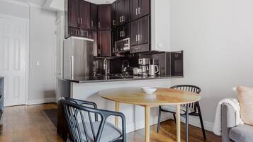 Een koelkast, een magnetron, een oven, een kookplaat