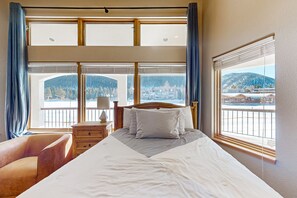 Internet, bed sheets, wheelchair access - Cozy Studio with Lake and Mountain Views, Ski Access, Bike Trails, and Hot Tub (Keystone)