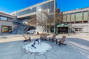 Property grounds - Cozy Studio with Lake and Mountain Views, Ski Access, Bike Trails, and Hot Tub (Keystone)