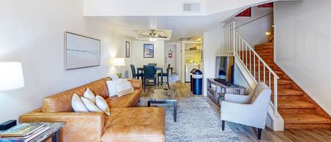 Een televisie, een open haard, een dvd-speler en een filmbibliotheek