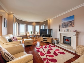 Fernseher, Kamin, DVD-Player