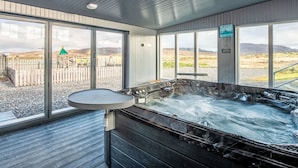 A hot tub with a view of a playground and mountains. - Benderloch House by Interhome (South Uist)