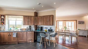 Een koelkast, een magnetron, een oven, een vaatwasser