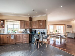 雪櫃、微波爐、焗爐、洗碗機