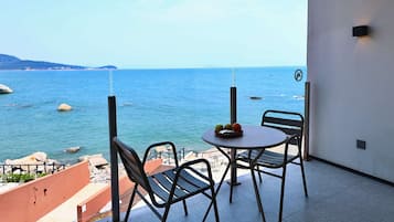 Suite Confort, patio, vista al océano | 1 habitación, insonorización, cunas gratuitas y wifi gratis