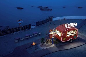 Een privéstrand, parasols, een strandbar