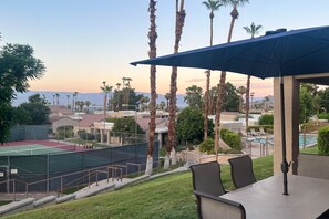 Outdoor dining - Classy Sommerset condo w/stunning views, pools & tennis courts, pickleball (Palm Desert)