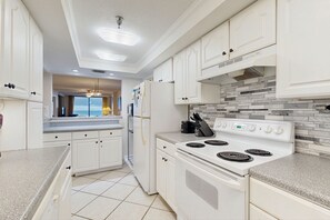 Køleskab, mikrobølgeovn, ovn, kogeplade