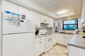 Køleskab, mikrobølgeovn, ovn, kogeplade