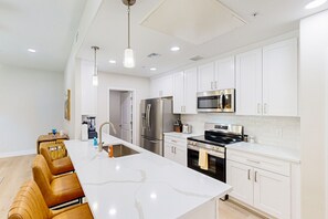 冷蔵庫、電子レンジ、オーブン、コンロ