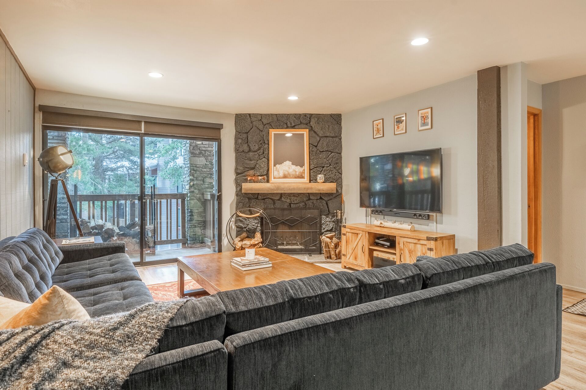 Smart TV, fireplace
