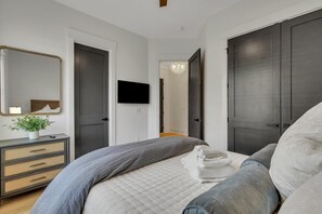 6 bedrooms, iron/ironing board, WiFi, bed sheets