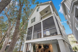 Exterior - Modern Coastal Retreat: Spacious 6-bedroom house in fabulous Hilton Head Island (Hilton Head Island)