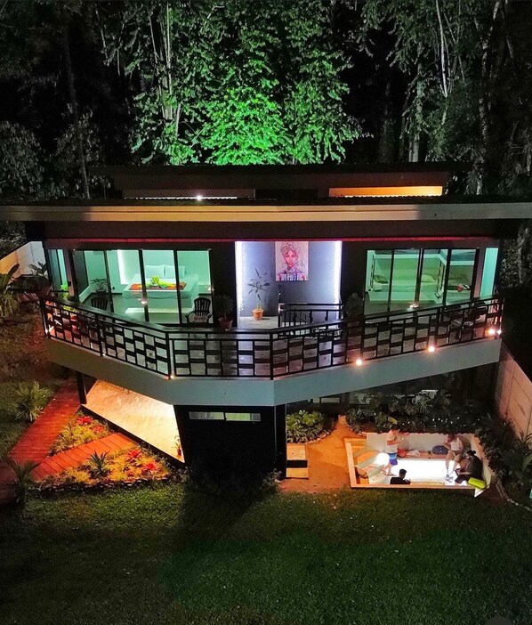 Terrace/patio - Charming 2-bedroom villa with WiFi, AC, Pool in vibrant Playa Negra,Puerto Viejo (Puerto Viejo de Talamanca)