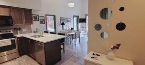 Frigorífico, microondas, horno y placa de cocina